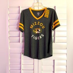 Rivalry Threads Ladies V neck t-shirt, size M/8-10